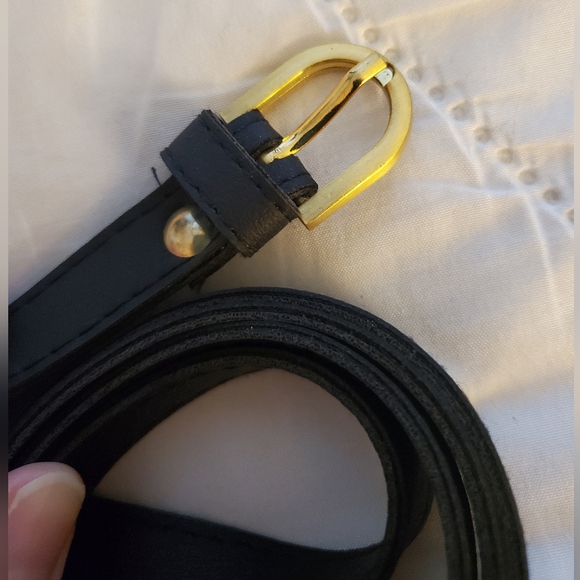 Popsy skinny black belt with gold buckle - Picture 3 of 3